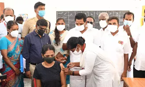 மக்களின் நலன்காக்கவே தடுப்பூசி விலைக்கு வாங்கி இலவசமாக தருகிறது என அமைச்சர் தகவல்