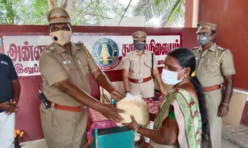வாழ்வாதாரம் பாதித்தவர்களுக்கு  நிவாரண உதவிகள் வழங்கிய அன்னவாசல் போலீசார்