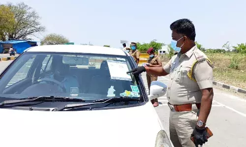 இ-பாஸ் இருக்கிறதா?... செங்கல்பட்டு மாவட்ட எல்லையில் போலீசார் சோதனை!