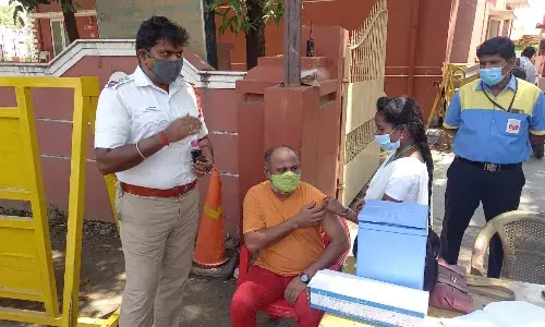 விழுப்புரத்தில் ஊரடங்கை மீறி சுற்றியவர்களுக்கு கட்டாய தடுப்பூசி!