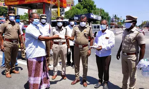 செஞ்சியில் தனியார் நிறுவனம் சார்பில் மதிய உணவு வழங்கப்பட்டது