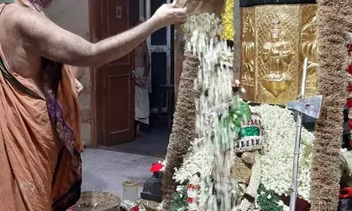 காஞ்சிபுரம் மகாபெரியவர் அதிஷ்டானத்தில் புஷ்பாஞ்சலி...