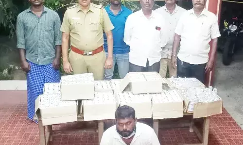 செங்கல்பட்டு: செய்யூர் அருகே காரில் மதுபானங்களை விற்றவர் கைது!