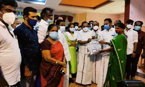 புதுக்கோட்டையில் திமுக சார்பில்  கொரேனா நிவாரண உதவிகளை  அமைச்சர் ரகுபதி வழங்கல்