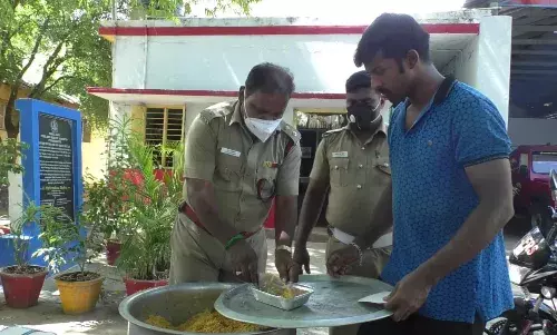 ஊரடங்கு நேரத்தில் உணவை தயார் செய்து வழங்கும் பெரம்பலூர் தீயணைப்பு துறையினர்