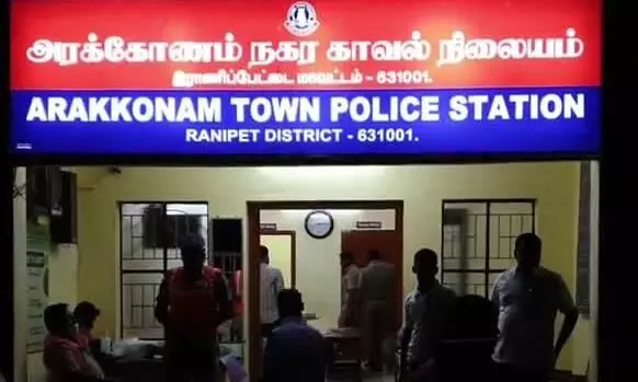 இளைஞரை தாக்கிய தனி பிரிவு போலீஸ் மாற்றம் -எஸ்பி சிவகுமார் அதிரடி இளைஞரை தாக்கிய தனி பிரிவு போலீஸ் மாற்றம் -எஸ்பி சிவகுமார் அதிரடி