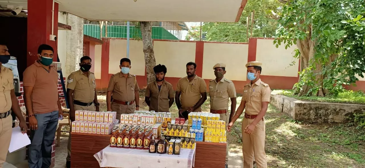 உதகையில் கடத்தி வரப்பட்ட மதுபாட்டில்கள் சிக்கின உதகையில் கடத்தி வரப்பட்ட மதுபாட்டில்கள் சிக்கின