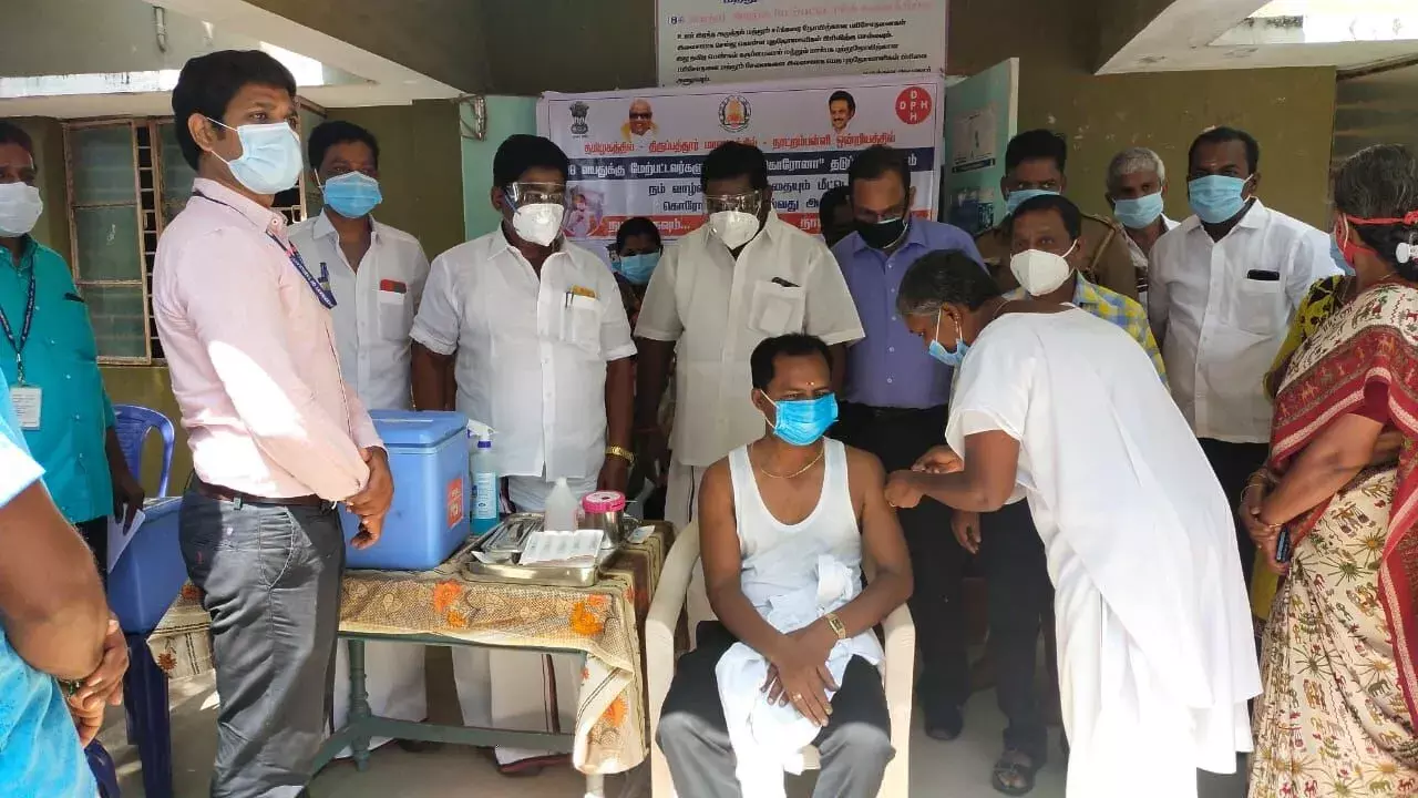 வாணியம்பாடி அருகே கொரோனா தடுப்பூசி முகாமை எம்எல்ஏ தேவராஜ் தொடங்கி வைத்தார்