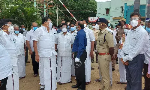 திருப்பத்தூர் மாவட்ட சிறப்பு தற்காலிக சிகிச்சை மையத்தில் அமைச்சர் காந்தி ஆய்வு