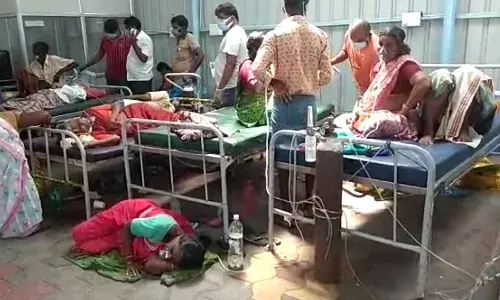 சேலத்தில் அவலம் - ஆக்சிஜன் படுக்கையின்றி தரையில் சிகிச்சை பெறும் நோயாளிகள்