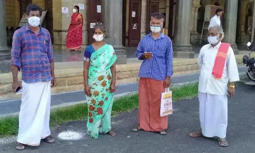 வெளிநாட்டில் இறந்த கணவரின் உடலை சொந்த ஊருக்கு கொண்டு வர, உதவி கேட்டு கலெக்டரிடம் மனு