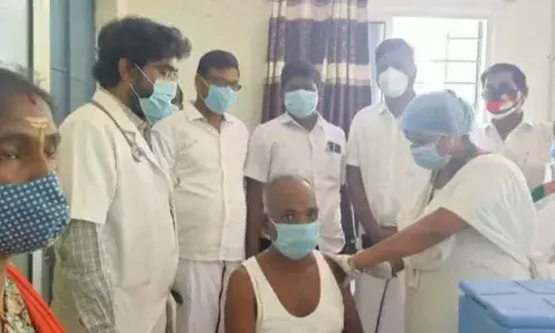 கவரப்பேட்டை அருகே சோம்பட்டு கிராமத்தில் கொரோனா தடுப்பூசி சிறப்பு  முகாம்