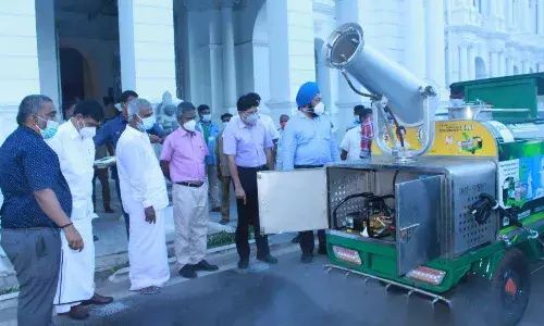 சென்னையில் கிருமிநாசினி தெளிக்கும் வாகனங்கள்: அமைச்சர் தொடங்கி வைத்தார்