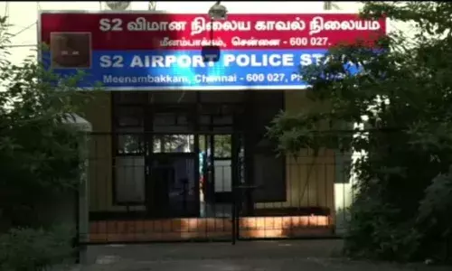 சென்னை விமானத்தில் முகக்கவசம் அணியாமல் ரகளை: 2 பேர் போலீசிடம் ஒப்படைப்பு