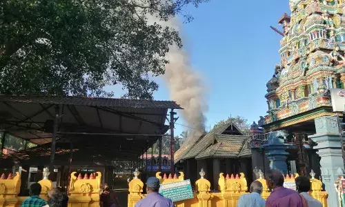 மண்டைக்காடு பகவதி அம்மன்  கருவறை மண்டபத்தில்  தீ விபத்து