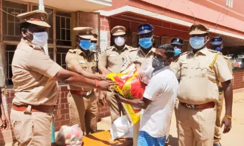 தூய்மை பணியாளர்களுக்கு அரிசி, மளிகை பொருட்கள் வழங்கிய குறிஞ்சிப்பாடி காவல்துறை