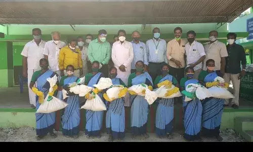 வைத்தீஸ்வரன் கோவில் பேரூராட்சி பணியாளர்களுக்கு நிவாரண உதவி ரிலையன்ஸ் அறக்கட்டளை வழங்கல்