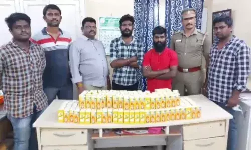 வேளச்சேரி: கள்ளச்சந்தையில் மதுவிற்ற இருவர் கைது; 300மதுபாட்டில் பறிமுதல்