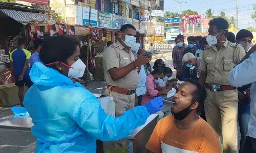 வேலூரில் இருசக்கர வாகனங்களில் சுற்றி திரிபவர்களுக்கு கொரோனா பரிசோதனை