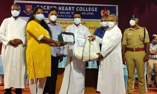 திருப்பத்தூர் தூய நெஞ்சக் கல்லூரி சார்பில் கொரோனாவால் பாதிக்கப்பட்ட குடும்பங்களுக்கு உதவி