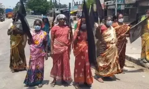 தாமரைப்பாக்கம் சாலையோர வியாபாரிகள் கருப்புக்கொடி ஏந்தி ஆர்ப்பாட்டம்!