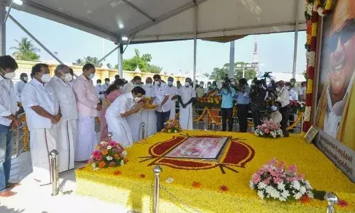 கருணாநிதி நினைவிடத்தில் முதலமைச்சர் மு.க ஸ்டாலின் மரியாதை! நலத்திட்ட உதவி!!