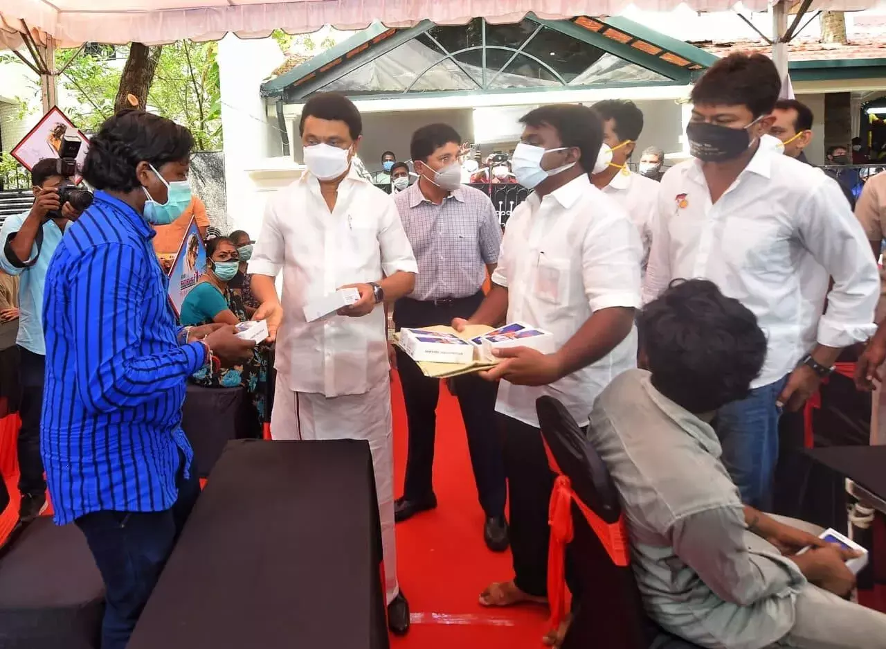 கருணாநிதி வாழ்ந்த கோபாலபுரம் இல்லத்தில் மு.க.ஸ்டாலின்- உதயநிதி  நலஉதவி!
