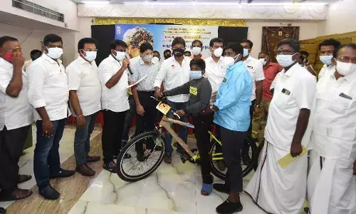 கொரோனா நிதி  வழங்கிய சிறுவனுக்கு சைக்கிள் பரிசளித்த உதயநிதி எம்எல்ஏ!