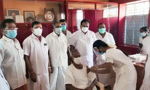 பெருந்துறை அரசு மருத்துவமனையில் தடையில்லா தடுப்பூசி: எம்எல்ஏ ஜெயக்குமார்