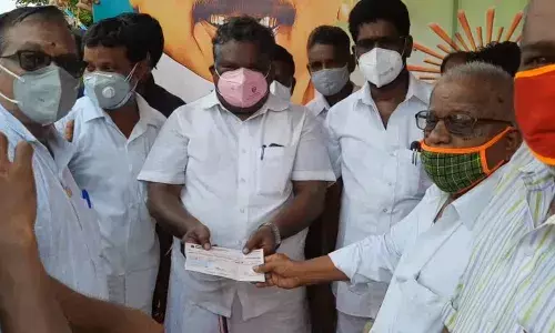 ஆண்டிமடத்தில் அமைச்சர் சிவசங்கரிடம் கொரோனா நிதி வழங்கிய ஆசிரியர்கள்
