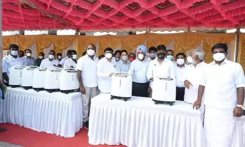 100 ஆக்சிஜன் செறிவூட்டிகள்: சென்னை மாநகராட்சி ஆணையரிடம் ஒப்படைப்பு!