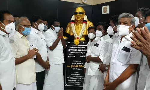 திருக்குவளையில் கருணாநிதியின் 98, வது பிறந்தநாள் விழா : அவரது இல்லத்தில் திமுகவினர்  மரியாதை