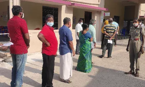 தஞ்சாவூரில் தடுப்பூசி மீண்டும் தட்டுப்பாடு,   100   டோக்கன் மட்டுமே விநியோகம்,  பொதுமக்கள் ஏமாற்றம்