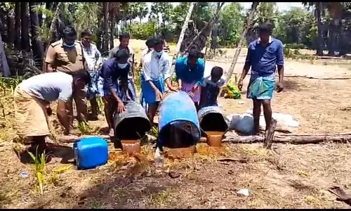 நாகை அருகே  1500 லிட்டர் ஊறல் சாராயம் தரையில் கொட்டி அழிப்பு : இரண்டு பேர் கைது