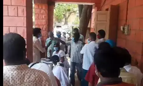 தடுப்பூசி முகாமில் வாக்குவாதம்: உடுமலைப்பேட்டை நகராட்சியில் சலசலப்பு