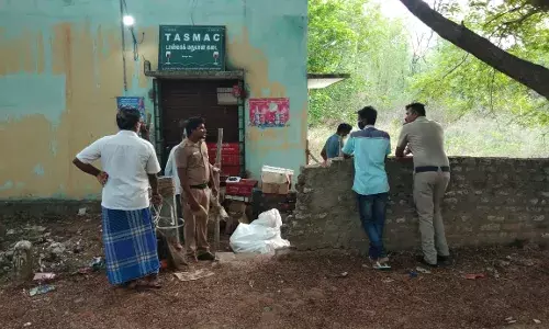 திருவலம் அருகே டாஸ்மாக் கடை சுவரை உடைத்து  மதுபானம் திருட்டு