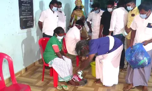 நாகையில்  முன்களப் பணியாளர்களுக்கு, பாதபூஜை செய்து கௌரவித்த போலீஸ் இன்ஸ்பெக்டர்