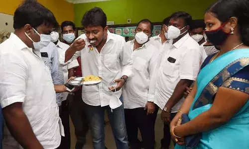 அம்மா உணவகத்தில் உணவு தரத்தை ஆய்வு செய்தார் உதயநிதி ஸ்டாலின்..!