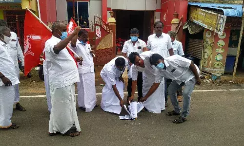 சிவகங்கையில் வேளாண் சட்டங்களை திரும்ப பெறக்கோரி சட்ட நகல் எரிப்புப் போராட்டம்
