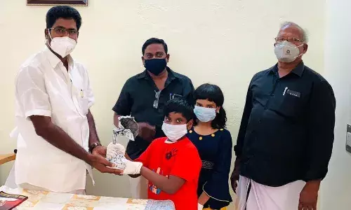 தமிழகமுதல்வரின் நிவாரண நிதிக்கு சிறுசேமிப்பு தொகையை வழங்கிய சிறுவர்கள்