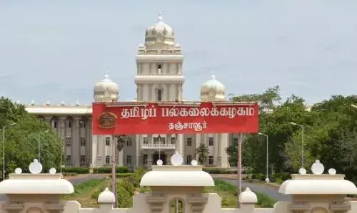 முதலமைச்சர் கொரோனா நிவாரண நிதி வழங்கிய தஞ்சாவூர் தமிழ் பல்கலைக்கழக ஊழியர்கள்
