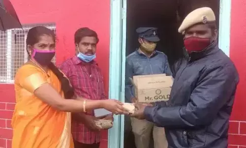 உதகை: முன்களப்பணியாளர்களுக்கு உணவு வழங்கும் விவசாய தம்பதி!