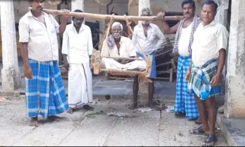 சோளிங்கர் கோயிலில் ஊரடங்கால் வேலையின்றி வறுமையில் வாடும் டோலி தூக்குபவர்கள் சோளிங்கர் கோயிலில் ஊரடங்கால் வேலையின்றி வறுமையில் வாடும் டோலி தூக்குபவர்கள்