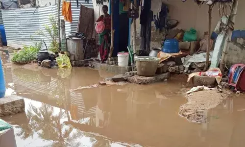 குடியிருப்பு  பகுதியில் தேங்கிய சாக்கடை நீரால் நோய் பரவும் அபாயம்