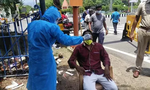 வெளியே திரிந்தவர்களுக்கு கட்டாய கொரோனா டெஸ்ட்: மனித உரிமைமீறல் என புகார்!