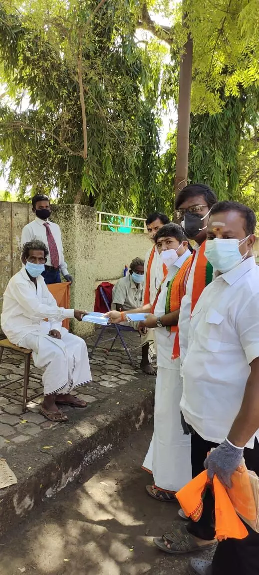 மதுரையில் சாலையோர மக்களுக்கு புத்தாடை வழங்கிய பா.ஜ.க.வினர். மதுரையில் சாலையோர மக்களுக்கு புத்தாடை வழங்கிய பா.ஜ.க.வினர்.