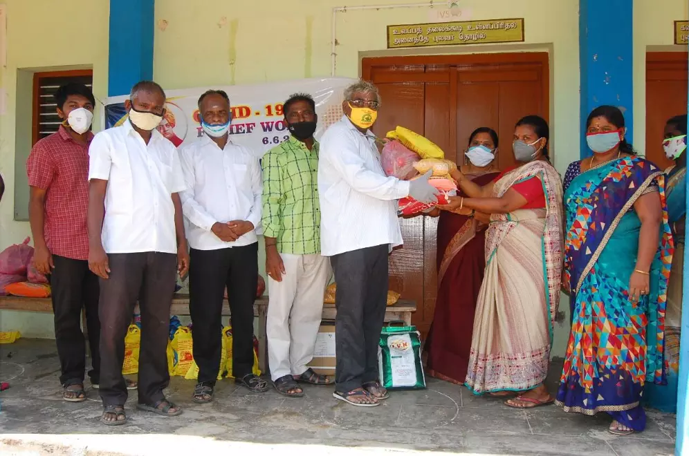 செங்கோட்டையில் விவேகானந்தா கேந்திரம் சார்பில் கொரோனா நிவாரண பொருட்கள் வழங்கல். செங்கோட்டையில் விவேகானந்தா கேந்திரம் சார்பில் கொரோனா நிவாரண பொருட்கள் வழங்கல்.