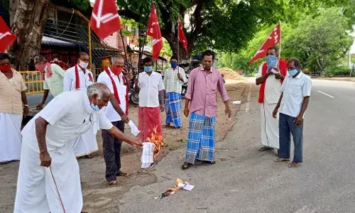 பர்கூரில் வேளாண் சட்ட நகல் எரிப்பு போராட்டம்