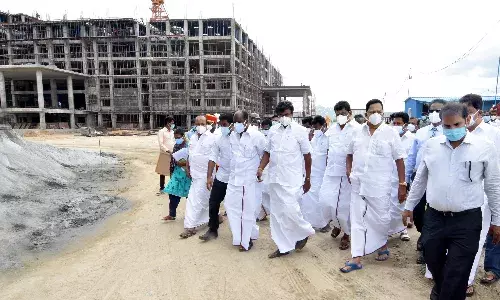 கிருஷ்ணகிரி அரசு மருத்துவக்கல்லூரி கட்டுமானப்பணி: அமைச்சர் காந்தி ஆய்வு