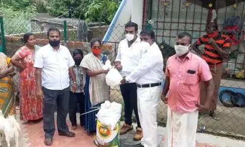 ஒரே ஒரு வாட்ஸ் அப் பதிவு - நிவாரண உதவிகளை அள்ளி குவித்த தன்னார்வலர்கள்